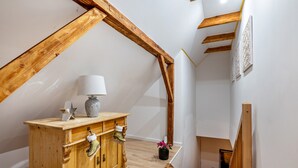 Un mueble de madera con una lámpara, un adorno con forma de estrella y un par de botas.