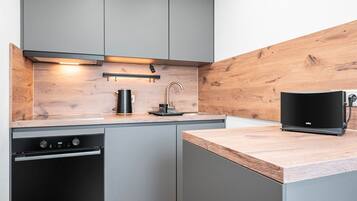 Réfrigérateur, micro-ondes, plaque de cuisson, lave-vaisselle