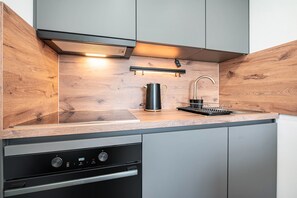 Fridge, microwave, stovetop, dishwasher