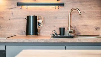 Réfrigérateur, micro-ondes, plaque de cuisson, lave-vaisselle