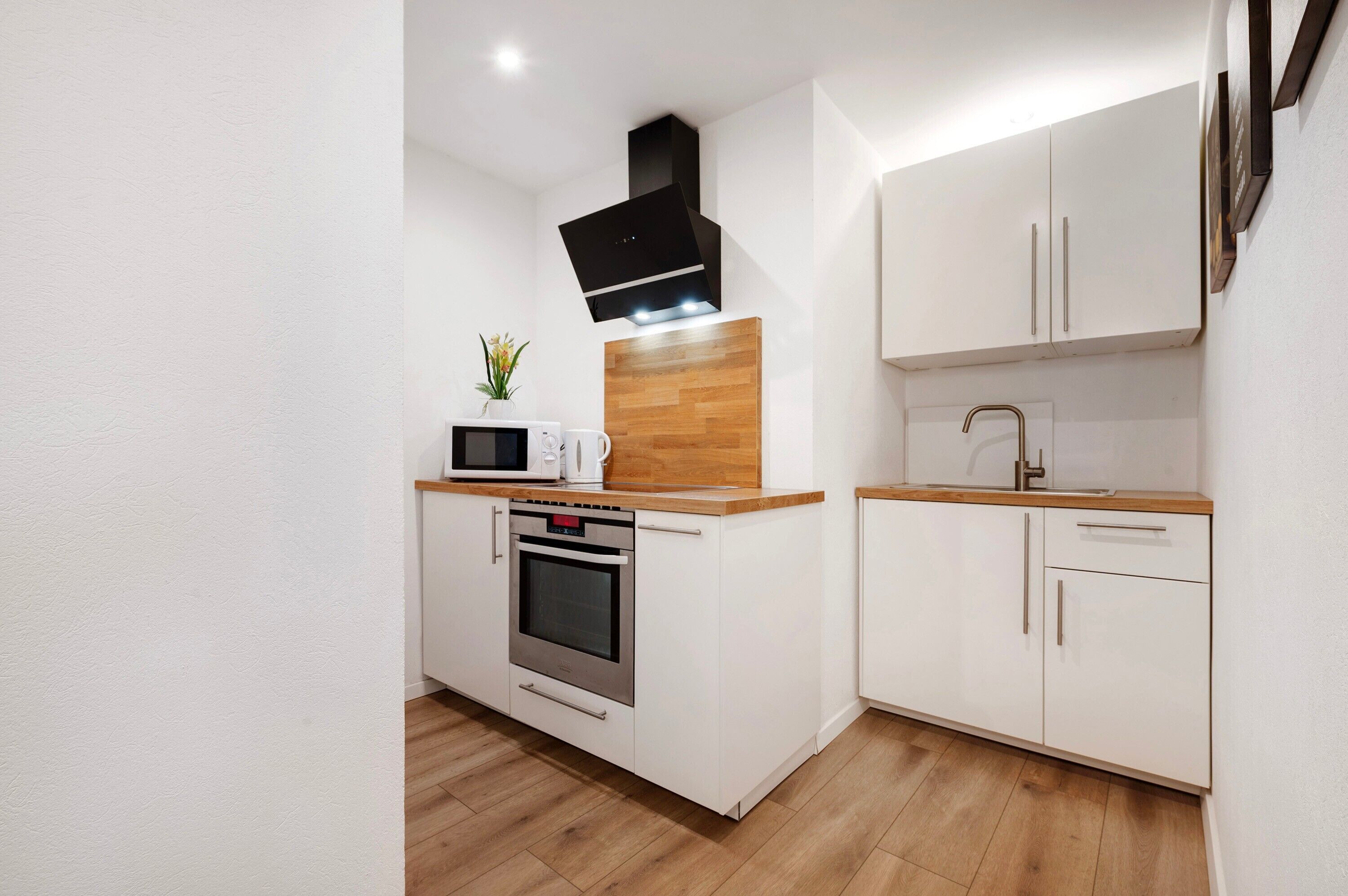 Frigorifero, microonde, piano cottura, lavastoviglie