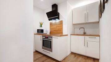 Frigorifero, microonde, piano cottura, lavastoviglie