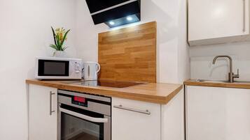 Fridge, microwave, stovetop, dishwasher