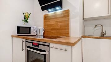 Réfrigérateur, micro-ondes, plaque de cuisson, lave-vaisselle