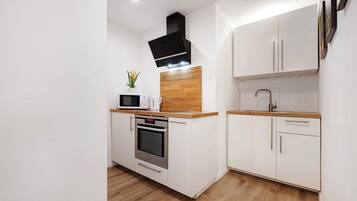 KĂŒhlschrank, Mikrowelle, Herdplatte, GeschirrspĂŒler