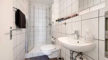 Douche, serviettes fournies