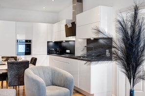 Kühlschrank, Mikrowelle, Herdplatte, Geschirrspüler