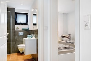 Shower, towels - Apartment "Casa Caso - 1" with Shared Terrace & Wi-Fi (Achim)