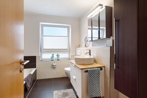 Baignoire, sèche-cheveux, serviettes fournies