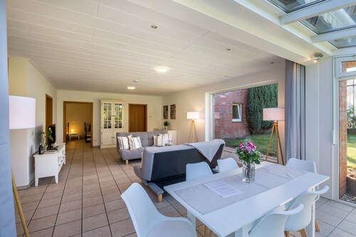 Ferienwohnung "Mit Wintergarten nah Moviepark", privater Terrasse und WLAN