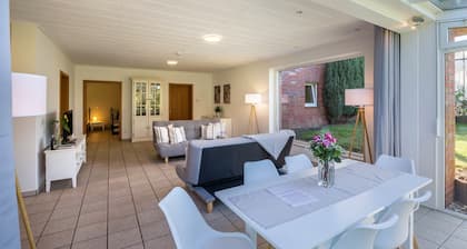 Ferienwohnung "Mit Wintergarten nah Moviepark", privater Terrasse und WLAN