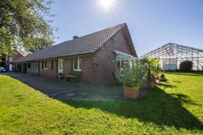 Exterior - Apartment with Conservatory near Movie Park, Private Terrace, and Wi-Fi (Bottrop)