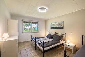 1 bedroom, free WiFi, bed sheets, wheelchair access - Apartment with Conservatory near Movie Park, Private Terrace, and Wi-Fi (Bottrop)