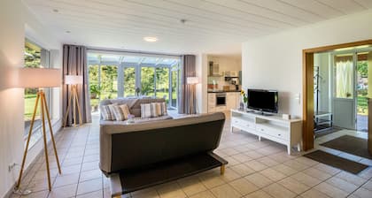 Ferienwohnung "Mit Wintergarten nah Moviepark", privater Terrasse und WLAN
