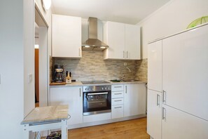 K ühlschrank, Ofen, Herdplatte, Wasserkocher mit Kaffee-/Teezubehör