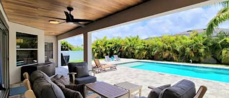 Alberca al aire libre y alberca climatizada