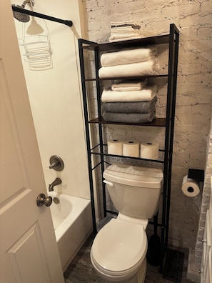 Hair dryer, towels, soap, shampoo - Cozy 2BR Retreat with Free Parking & Prime Location (Baltimore)