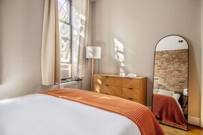 1 dormitorio, tabla de planchar con plancha, wifi y ropa de cama