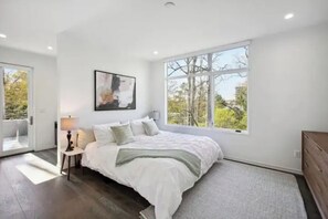 4 bedrooms, iron/ironing board, WiFi, bed sheets - Luxe house steps away from the Beltline and PCM (Atlanta)