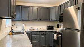 Private kitchen - Poulsbo 4BR Retreat - Waterfront Access, Trails & Private Fenced Yard (Poulsbo)