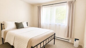 Room - Poulsbo 4BR Retreat - Waterfront Access, Trails & Private Fenced Yard (Poulsbo)