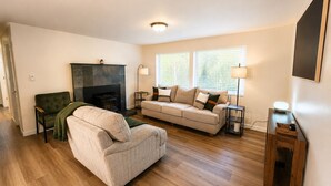 Living area - Poulsbo 4BR Retreat - Waterfront Access, Trails & Private Fenced Yard (Poulsbo)