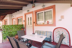 Outdoor dining - Yiannis' Maizonette Ancient Olympia, Olympia, Greece (Olympia)