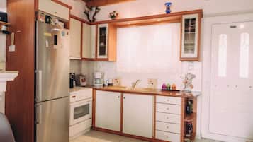 Fridge, oven, stovetop, coffee/tea maker