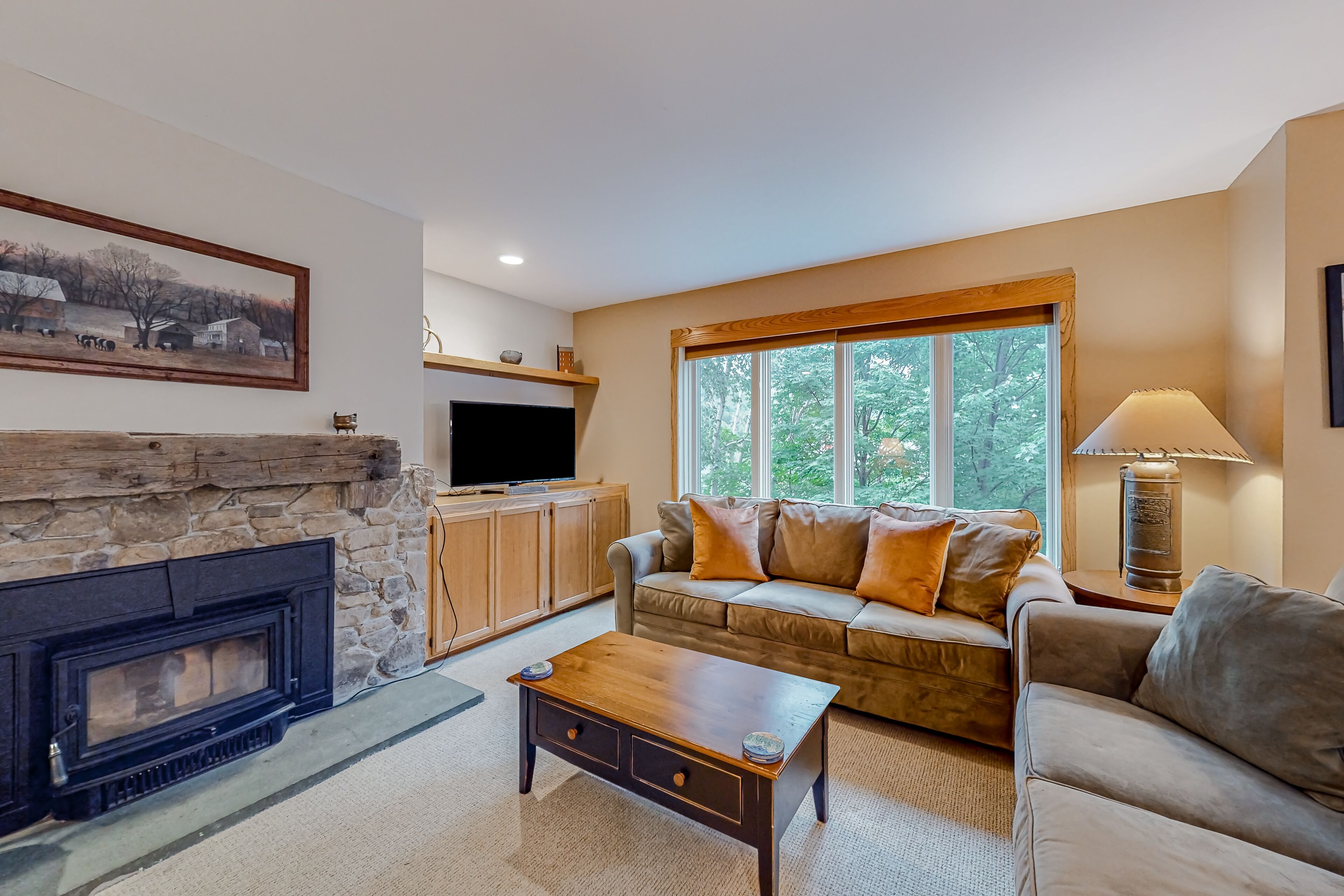 Ski-in/ski-out condo in Warren with seasonal pool, mountain views, & W/D