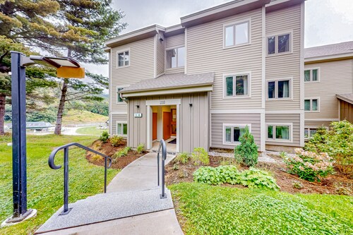 Ski-in/ski-out condo in Warren with seasonal pool, mountain views, & W/D