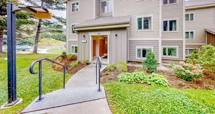 Ski-in/ski-out condo in Warren with seasonal pool, mountain views, & W/D