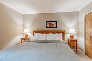 2 habitaciones, tabla de planchar con plancha, internet y ropa de cama