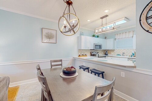 Golf-club adjacent condo with a washer/dryer, elevator, & on-site pool