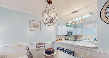 Golf-club adjacent condo with a washer/dryer, elevator, & on-site pool