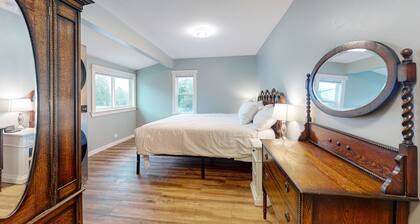 The Quacker Jack | Cozy house in Port Orchard with Gas Fireplace - dog-friendly