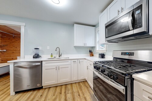 The Quacker Jack | Cozy house in Port Orchard with Gas Fireplace - dog-friendly