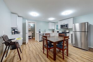 Fridge, microwave, oven, stovetop - The Quacker Jack | Cozy house in Port Orchard with Gas Fireplace - dog-friendly (Port Orchard)