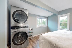 2 bedrooms, iron/ironing board, internet, bed sheets - The Quacker Jack | Cozy house in Port Orchard with Gas Fireplace - dog-friendly (Port Orchard)