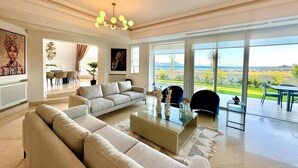 Ảnh chưa phân loại, 2 trong số 38 ảnh, nút