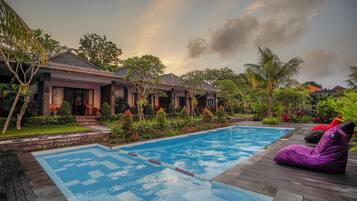 Vila standard | Cofres nos quartos, escrivaninha, espaço de trabalho para notebook