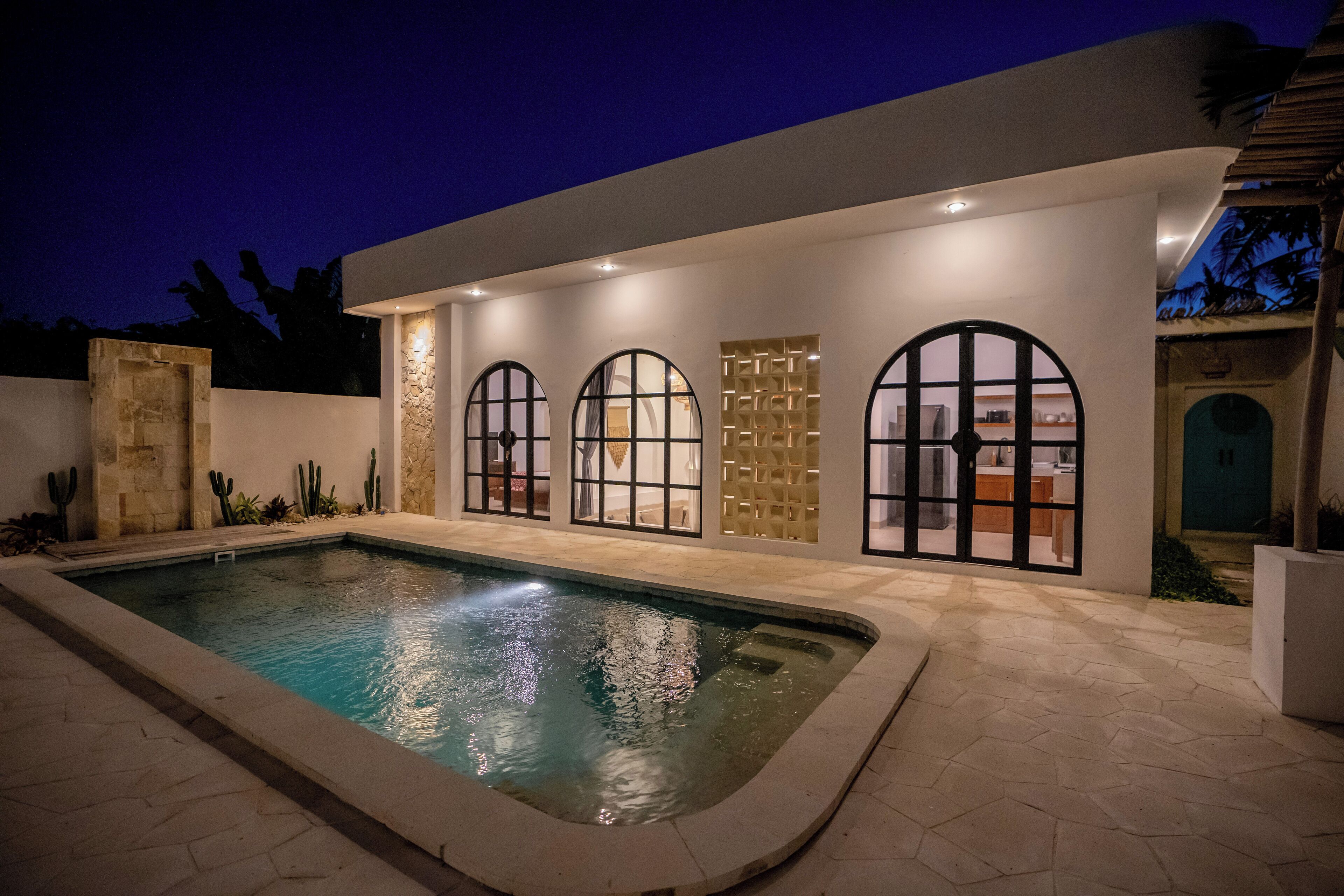 Fachada da propriedade à noite