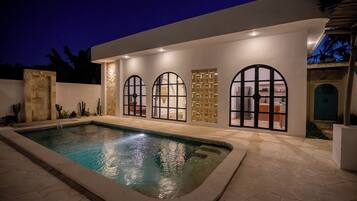 Fachada da propriedade à noite