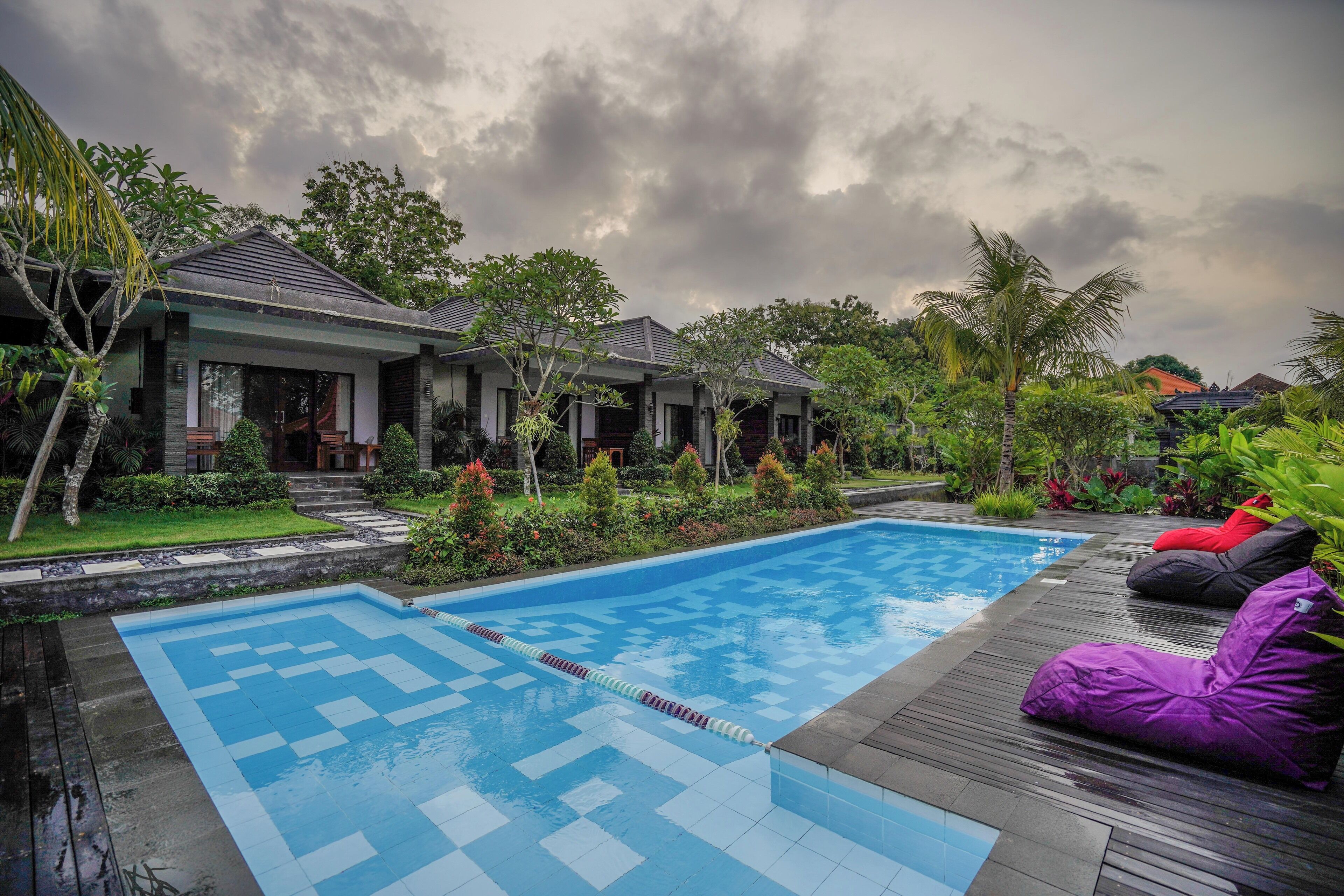 Vila standard | Cofres nos quartos, escrivaninha, espaço de trabalho para notebook