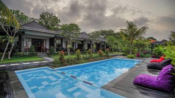 Vila standard | Cofres nos quartos, escrivaninha, espaço de trabalho para notebook