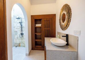 Villa Exclusive | Bagno | Doccia, soffione a pioggia, asciugacapelli, asciugamani