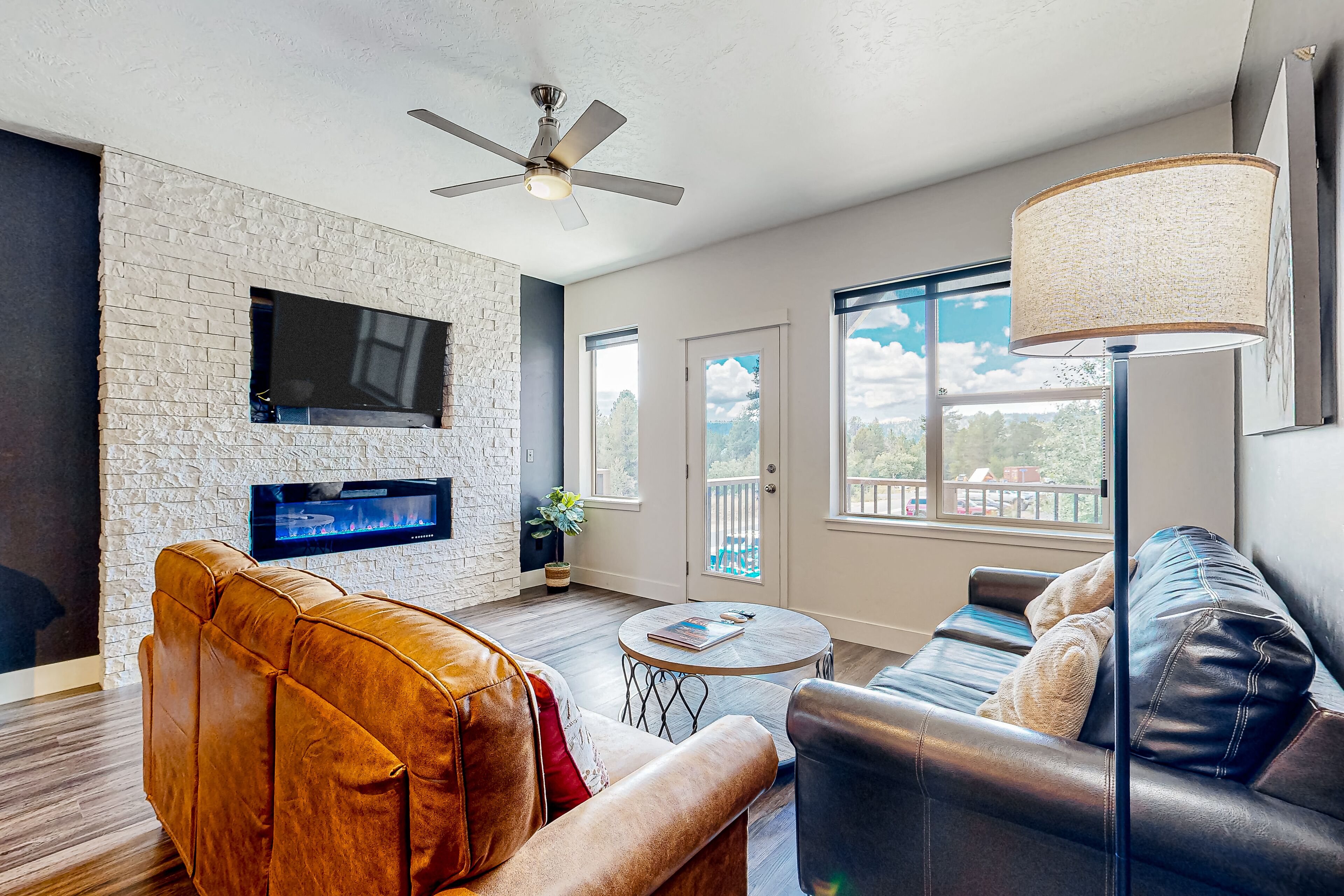 3-story townhouse with mountain views, balcony, & washer/dryer - near skiing