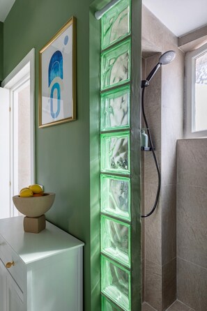 Deluxe Apartment | Bathroom | Shower, rainfall showerhead, free toiletries, hair dryer