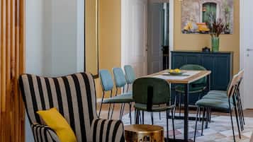 Deluxe-huoneisto | Oleskelualue | Älytelevisio, Netflix, suoratoistopalvelut