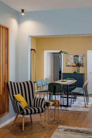 Deluxe-Apartment | Wohnbereich | Smart-TV, Netflix, Streaming-Dienste
