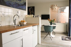 Geladeira, micro-ondas, cooktop, cafeteira/chaleira